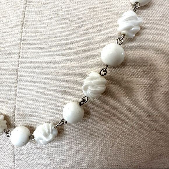 White beaded necklace - Picture 8 of 8